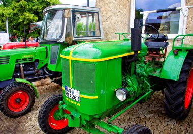 Almanya. Bavyera. Mitteleschenbach Ansbach District 22 Temmuz 2018: yıllık hasat festivali Mitteleschenbacher Ganswosnfest. Nadir ekipman tanıtımı: traktörler, arabalar ve motosikletler