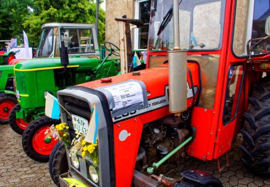 Almanya. Bavyera. Mitteleschenbach Ansbach District 22 Temmuz 2018: yıllık hasat festivali Mitteleschenbacher Ganswosnfest. Nadir ekipman tanıtımı: traktörler, arabalar ve motosikletler