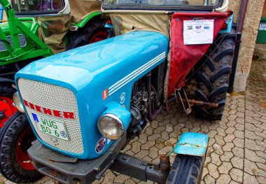 Almanya. Bavyera. Mitteleschenbach Ansbach District 22 Temmuz 2018: yıllık hasat festivali Mitteleschenbacher Ganswosnfest. Nadir ekipman tanıtımı: traktörler, arabalar ve motosikletler