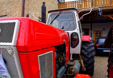 Almanya. Bavyera. Mitteleschenbach Ansbach District 22 Temmuz 2018: yıllık hasat festivali Mitteleschenbacher Ganswosnfest. Nadir ekipman tanıtımı: traktörler, arabalar ve motosikletler