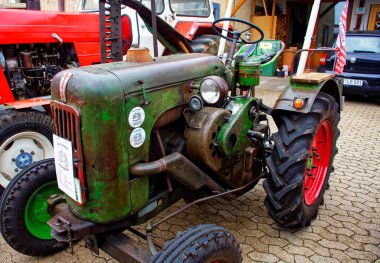 Almanya. Bavyera. Mitteleschenbach Ansbach District 22 Temmuz 2018: yıllık hasat festivali Mitteleschenbacher Ganswosnfest. Nadir ekipman tanıtımı: traktörler, arabalar ve motosikletler