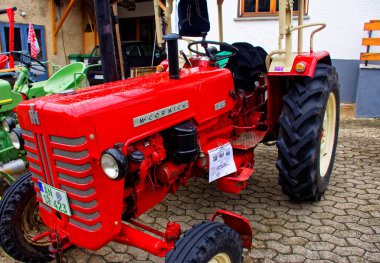 Almanya. Bavyera. Mitteleschenbach Ansbach District 22 Temmuz 2018: yıllık hasat festivali Mitteleschenbacher Ganswosnfest. Nadir ekipman tanıtımı: traktörler, arabalar ve motosikletler