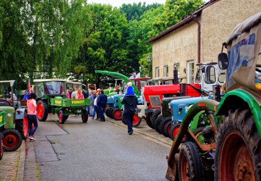 Almanya. Bavyera. Mitteleschenbach Ansbach District 22 Temmuz 2018: yıllık hasat festivali Mitteleschenbacher Ganswosnfest. Nadir ekipman tanıtımı: traktörler, arabalar ve motosikletler