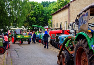 Almanya. Bavyera. Mitteleschenbach Ansbach District 22 Temmuz 2018: yıllık hasat festivali Mitteleschenbacher Ganswosnfest. Nadir ekipman tanıtımı: traktörler, arabalar ve motosikletler