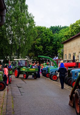 Almanya. Bavyera. Mitteleschenbach Ansbach District 22 Temmuz 2018: yıllık hasat festivali Mitteleschenbacher Ganswosnfest. Nadir ekipman tanıtımı: traktörler, arabalar ve motosikletler