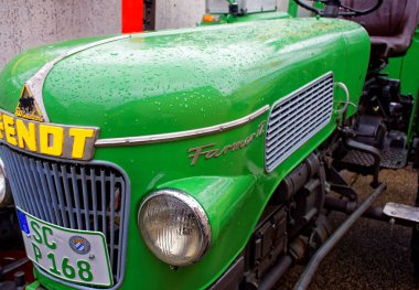 Almanya. Bavyera. Mitteleschenbach Ansbach District 22 Temmuz 2018: yıllık hasat festivali Mitteleschenbacher Ganswosnfest. Nadir ekipman tanıtımı: traktörler, arabalar ve motosikletler
