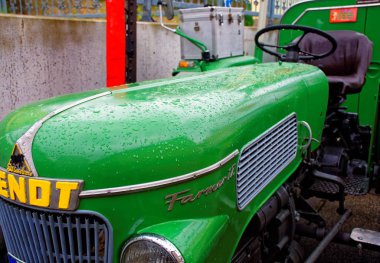 Almanya. Bavyera. Mitteleschenbach Ansbach District 22 Temmuz 2018: yıllık hasat festivali Mitteleschenbacher Ganswosnfest. Nadir ekipman tanıtımı: traktörler, arabalar ve motosikletler