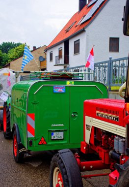Almanya. Bavyera. Mitteleschenbach Ansbach District 22 Temmuz 2018: yıllık hasat festivali Mitteleschenbacher Ganswosnfest. Nadir ekipman tanıtımı: traktörler, arabalar ve motosikletler