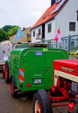 Almanya. Bavyera. Mitteleschenbach Ansbach District 22 Temmuz 2018: yıllık hasat festivali Mitteleschenbacher Ganswosnfest. Nadir ekipman tanıtımı: traktörler, arabalar ve motosikletler