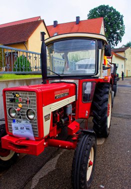 Almanya. Bavyera. Mitteleschenbach Ansbach District 22 Temmuz 2018: yıllık hasat festivali Mitteleschenbacher Ganswosnfest. Nadir ekipman tanıtımı: traktörler, arabalar ve motosikletler 