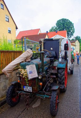 Almanya. Bavyera. Mitteleschenbach Ansbach District 22 Temmuz 2018: yıllık hasat festivali Mitteleschenbacher Ganswosnfest. Nadir ekipman tanıtımı: traktörler, arabalar ve motosikletler 