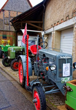 Almanya. Bavyera. Mitteleschenbach Ansbach District 22 Temmuz 2018: yıllık hasat festivali Mitteleschenbacher Ganswosnfest. Nadir ekipman tanıtımı: traktörler, arabalar ve motosikletler 