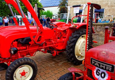 Almanya. Bavyera. Mitteleschenbach Ansbach District 22 Temmuz 2018: yıllık hasat festivali Mitteleschenbacher Ganswosnfest. Nadir ekipman tanıtımı: traktörler, arabalar ve motosikletler 