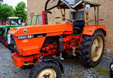 Almanya. Bavyera. Mitteleschenbach Ansbach District 22 Temmuz 2018: yıllık hasat festivali Mitteleschenbacher Ganswosnfest. Nadir ekipman tanıtımı: traktörler, arabalar ve motosikletler 