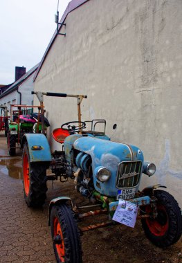 Almanya. Bavyera. Mitteleschenbach Ansbach District 22 Temmuz 2018: yıllık hasat festivali Mitteleschenbacher Ganswosnfest. Nadir ekipman tanıtımı: traktörler, arabalar ve motosikletler 