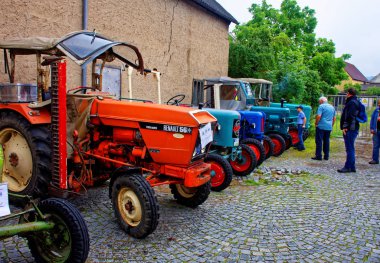 Almanya. Bavyera. Mitteleschenbach Ansbach District 22 Temmuz 2018: yıllık hasat festivali Mitteleschenbacher Ganswosnfest. Nadir ekipman tanıtımı: traktörler, arabalar ve motosikletler 