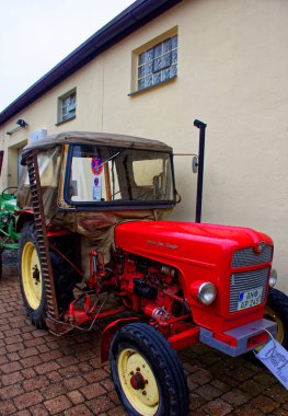 Almanya. Bavyera. Mitteleschenbach Ansbach District 22 Temmuz 2018: yıllık hasat festivali Mitteleschenbacher Ganswosnfest. Nadir ekipman tanıtımı: traktörler, arabalar ve motosikletler 