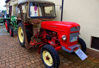 Almanya. Bavyera. Mitteleschenbach Ansbach District 22 Temmuz 2018: yıllık hasat festivali Mitteleschenbacher Ganswosnfest. Nadir ekipman tanıtımı: traktörler, arabalar ve motosikletler 
