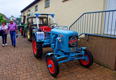 Almanya. Bavyera. Mitteleschenbach Ansbach District 22 Temmuz 2018: yıllık hasat festivali Mitteleschenbacher Ganswosnfest. Nadir ekipman tanıtımı: traktörler, arabalar ve motosikletler 