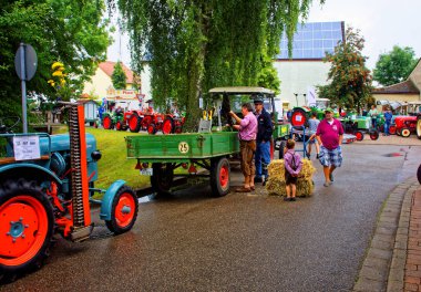 Almanya. Bavyera. Mitteleschenbach Ansbach District 22 Temmuz 2018: yıllık hasat festivali Mitteleschenbacher Ganswosnfest. Nadir ekipman tanıtımı: traktörler, arabalar ve motosikletler 