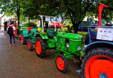 Almanya. Bavyera. Mitteleschenbach Ansbach District 22 Temmuz 2018: yıllık hasat festivali Mitteleschenbacher Ganswosnfest. Nadir ekipman tanıtımı: traktörler, arabalar ve motosikletler