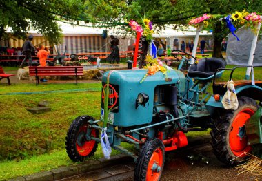 Almanya. Bavyera. Mitteleschenbach Ansbach District 22 Temmuz 2018: yıllık hasat festivali Mitteleschenbacher Ganswosnfest. Nadir ekipman tanıtımı: traktörler, arabalar ve motosikletler