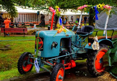 Almanya. Bavyera. Mitteleschenbach Ansbach District 22 Temmuz 2018: yıllık hasat festivali Mitteleschenbacher Ganswosnfest. Nadir ekipman tanıtımı: traktörler, arabalar ve motosikletler