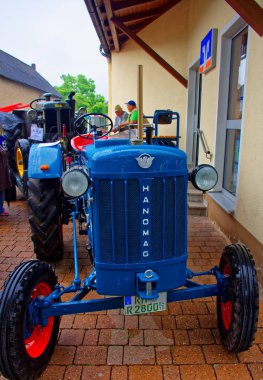 Almanya. Bavyera. Mitteleschenbach Ansbach District 22 Temmuz 2018: yıllık hasat festivali Mitteleschenbacher Ganswosnfest. Nadir ekipman tanıtımı: traktörler, arabalar ve motosikletler