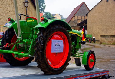 Almanya. Bavyera. Mitteleschenbach Ansbach District 22 Temmuz 2018: yıllık hasat festivali Mitteleschenbacher Ganswosnfest. Nadir ekipman tanıtımı: traktörler, arabalar ve motosikletler