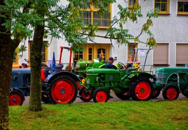 Almanya. Bavyera. Mitteleschenbach Ansbach District 22 Temmuz 2018: yıllık hasat festivali Mitteleschenbacher Ganswosnfest. Nadir ekipman tanıtımı: traktörler, arabalar ve motosikletler