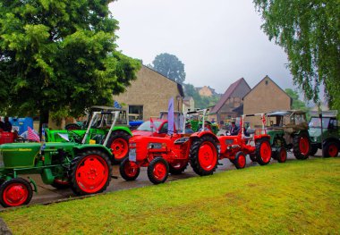 Almanya. Bavyera. Mitteleschenbach Ansbach District 22 Temmuz 2018: yıllık hasat festivali Mitteleschenbacher Ganswosnfest. Nadir ekipman tanıtımı: traktörler, arabalar ve motosikletler 