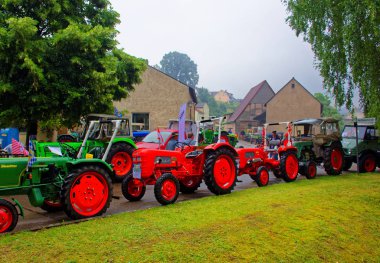 Almanya. Bavyera. Mitteleschenbach Ansbach District 22 Temmuz 2018: yıllık hasat festivali Mitteleschenbacher Ganswosnfest. Nadir ekipman tanıtımı: traktörler, arabalar ve motosikletler 