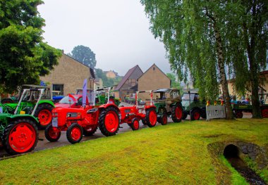 Almanya. Bavyera. Mitteleschenbach Ansbach District 22 Temmuz 2018: yıllık hasat festivali Mitteleschenbacher Ganswosnfest. Nadir ekipman tanıtımı: traktörler, arabalar ve motosikletler 