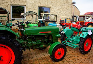 Almanya. Bavyera. Mitteleschenbach Ansbach District 22 Temmuz 2018: yıllık hasat festivali Mitteleschenbacher Ganswosnfest. Nadir ekipman tanıtımı: traktörler, arabalar ve motosikletler 