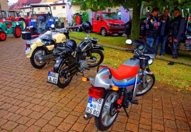 Almanya. Bavyera. Mitteleschenbach Ansbach District 22 Temmuz 2018: yıllık hasat festivali Mitteleschenbacher Ganswosnfest. Nadir ekipman tanıtımı: traktörler, arabalar ve motosikletler 