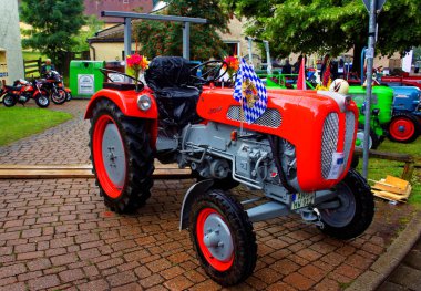 Almanya. Bavyera. Mitteleschenbach Ansbach District 22 Temmuz 2018: yıllık hasat festivali Mitteleschenbacher Ganswosnfest. Nadir ekipman tanıtımı: traktörler, arabalar ve motosikletler 