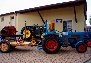 Almanya. Bavyera. Mitteleschenbach Ansbach District 22 Temmuz 2018: yıllık hasat festivali Mitteleschenbacher Ganswosnfest. Nadir ekipman tanıtımı: traktörler, arabalar ve motosikletler 