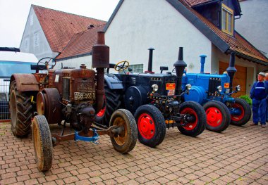 Almanya. Bavyera. Mitteleschenbach Ansbach District 22 Temmuz 2018: yıllık hasat festivali Mitteleschenbacher Ganswosnfest. Nadir ekipman tanıtımı: traktörler, arabalar ve motosikletler 