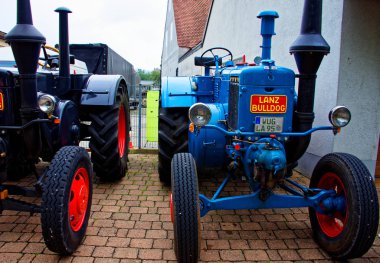 Almanya. Bavyera. Mitteleschenbach Ansbach District 22 Temmuz 2018: yıllık hasat festivali Mitteleschenbacher Ganswosnfest. Nadir ekipman tanıtımı: traktörler, arabalar ve motosikletler 