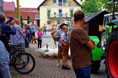 Almanya. Bavyera. Mitteleschenbach Ansbach District - 22 Temmuz 2018: yıllık hasat festivali Mitteleschenbacher Ganswosnfest. Nadir ekipman tanıtımı: traktörler, arabalar ve motosikletler 