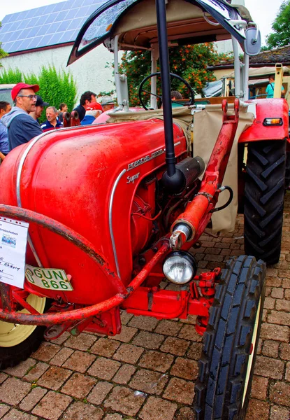 Almanya. Bavyera. Mitteleschenbach Ansbach District 22 Temmuz 2018: yıllık hasat festivali Mitteleschenbacher Ganswosnfest. Nadir ekipman tanıtımı: traktörler, arabalar ve motosikletler