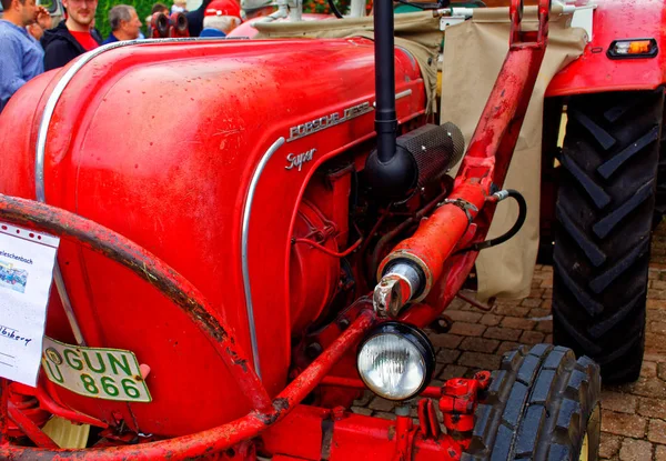 Almanya. Bavyera. Mitteleschenbach Ansbach District 22 Temmuz 2018: yıllık hasat festivali Mitteleschenbacher Ganswosnfest. Nadir ekipman tanıtımı: traktörler, arabalar ve motosikletler