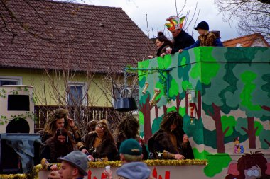 Almanya. Bavyera. Mitteleschenbach Ansbach District - 3 Mar 2019: Karnaval alayı. 