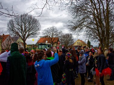 Almanya. Bavyera. Mitteleschenbach Ansbach District - 3 Mar 2019: Karnaval alayı. 