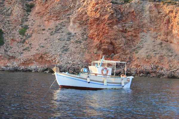 Een Witte Vissersboot Buurt Van Een Ruwe Shore — Stockfoto