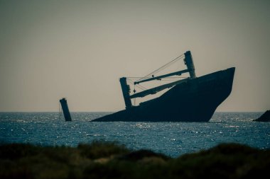 Kithira Yunan Adası ve Mv Nordland yük gemisi enkazı deniz manzarası.