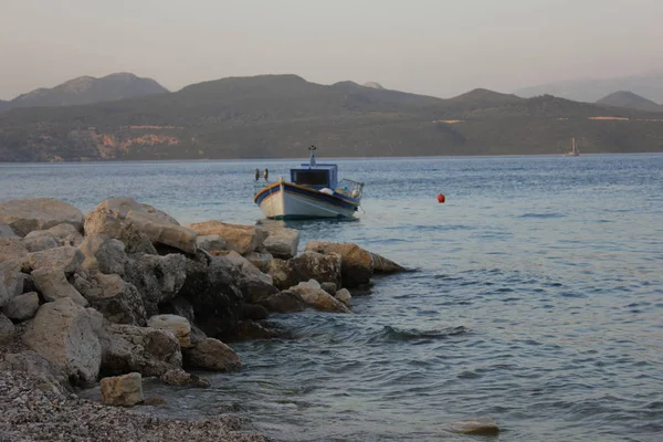Küçük Ahşap Balıkçı Teknesi Kayalık Sahil Yakınında Demirledi Lefkada Adası — Stok fotoğraf