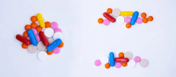 Píldora, cápsula, medicina sobre fondo blanco. Un puñado de pastillas . —  Fotos de Stock