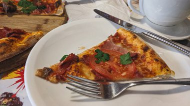 Cafe Food arka planında tabakta lezzetli pizza dilimleri.