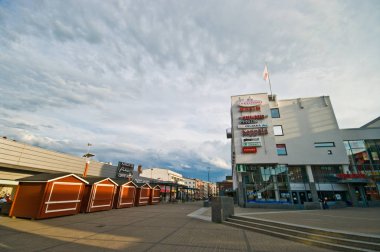 Rovaniemi/Finlandiya - Haziran 27 2009 - şehir merkezi mağazaları, ışık akşam ile. 